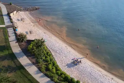 Image de Lake, views and amenities galore!