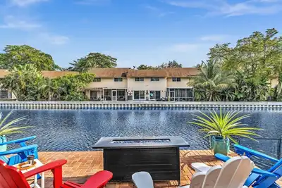 Image de Heated salt water pool, patio, yard, laundry, kayaks, Bbq, hot tub, prime location