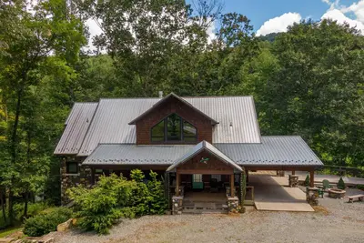 Image de A River Mist Too - Riverfront luxury with 2 firepits, Hot Tub, Pool Table, outdoor surround sound!