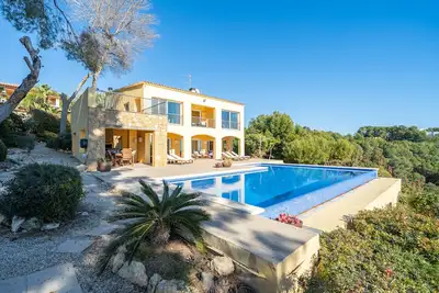 Image de Villa 'The Beauty of Cala Tamarit' avec vue mer, piscine, Wi-Fi et jardin.