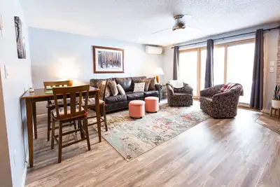 Image de Spectacular condo near skiing - shopping - hiking!