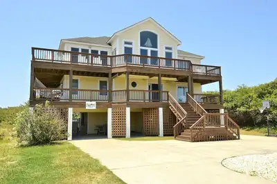 Image de Semi-Oceanfront 5 bedroom home with Rec Room, Private Pool, just a short walk from the beach!
