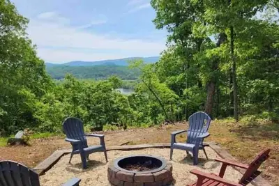 Image de Cabin~ Firepit~Mtn/River views~ Wifi~Hot Tub~Pets