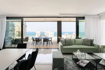 Image de Luxury Executive 4br with Terrace & Sea View by FeelHome