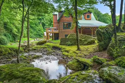 Image de Expansive Log Home with Private Swimming Hole