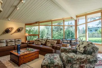 Image de Baldy View Home - Sunny Home with Mountain Views & Large Private Yard.