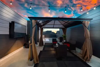 Image de CozySuites Uptown 3br King Beds Skyline View