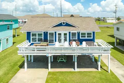 Image de 2nd Row Gulf View Home w/ Wood Floors, Comfortable Furnishings - Dogs Welcome!