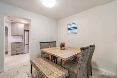 Downtown Dunedin With Privacy Yet Close To It All