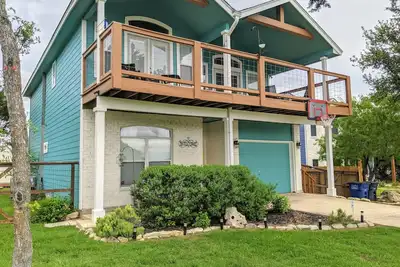 Image de Lake Livin' House with great views & hot tub!