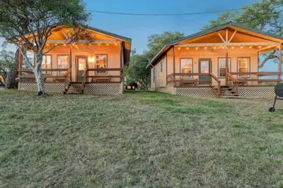 Image de The Lone Star Cabin - Hill Country Cabin 8 miles to Concan