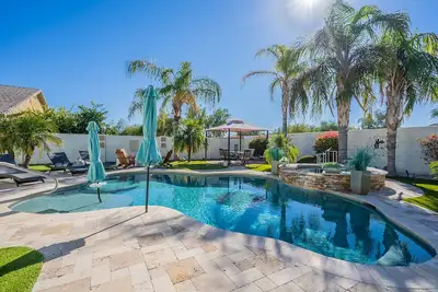 Image de Backyard Paradise in the Valley! Pool/Jacuzzi!