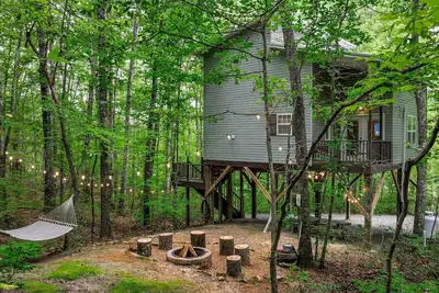Image de Serenity Escape Treehouse on 14 Acres with easy trails, fire pit and hammock.