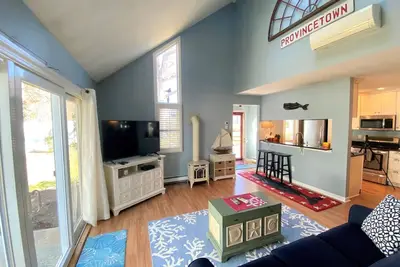 Image de Well-lit townhouse located in a private setting of Howland Village with Pergo flooring and A/C.