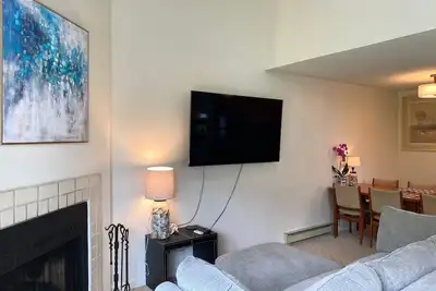 Image de Wonderful Ocean Edge property in Brewster on beautiful Cape Cod with modern updated décor.