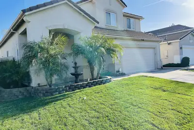 Image de Super close to old town Elk Grove, shopping centers and to the parks!