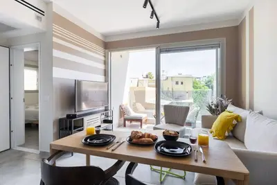 Image de Chic Urban Getaway with Balcony