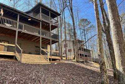 Image de Lux River Front Cabins~Family Reunions~Retreats~Weddings Slps 22+ Books Quickly