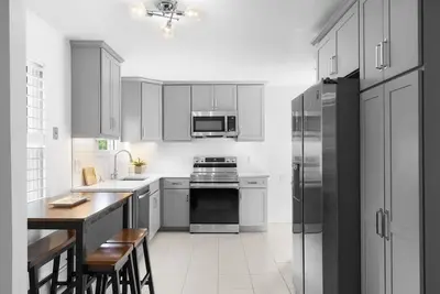 Image de Beautiful remodeled 2 bedroom home — 5 min from the beach! 20 percent for week