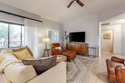 Image de Modern Condo with Shared Pool/Hot Tub, High-Speed WiFi, Central Ac, Private W/D