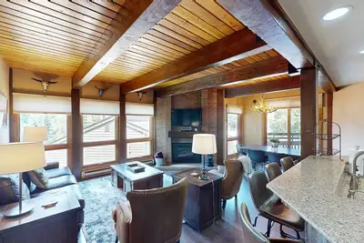 Image de Woodsy condo walking distance to ski lift with hot tub, saltwater pool & W/D