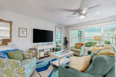 Image de Gulf-view condo with balcony, outdoor pool, gym, tennis, Ac - snowbird-friendly