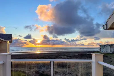 Image de Top-floor oceanfront condo with amazing view, pool, hot tub, balcony & fireplace