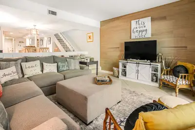 Image de Wonderful Home Close to Everything w/Shared Pool, Free WiFi, Central Ac