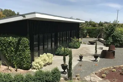 Image de Modern rustic house in garden setting-5mins from Warrnambool.