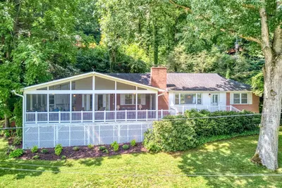 Image de Lake Gem W/ Water Views, Free WiFi, Full Kitchen, Screened-In Deck & More