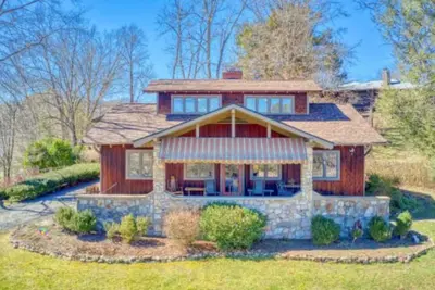 Image de Homey two-story home with shared pool, WiFi, & full kitchen - dog-friendly