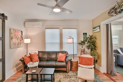 Image de Dog-Friendly Second-Floor Retreat with WiFi, Private Patio, & Great Location
