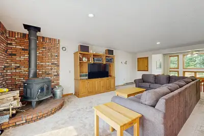 Image de Cozy Condo with Shared Pool, High-Speed WiFi, W/D, Partial Ac, & Wood Stove