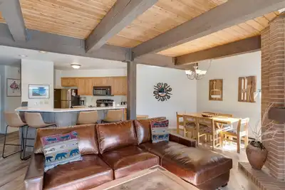 Image de 1st-floor condo with balcony, heated pool, hot tub, & washer/dryer