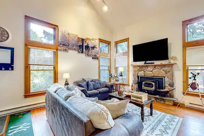 Image de Ski chalet-inspired home with central Ac/Heat, Private deck, & washer/dryer