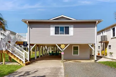 Image de Bright Home with Deck, Patio, High-Speed WiFi, W/D, & Central Ac - Near Beach