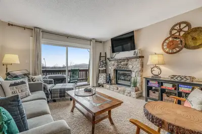 Image de Updated condo near Beech Mountain with deck, gas fireplace, mtn views - dogs Ok
