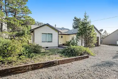 Image de Cozy Home with Wood Stove, WiFi, Gas Grill, & Large Deck - Walk to Beach