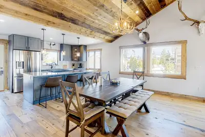 Image de Dog-Friendly Home with Private Hot Tub, WiFi, Private W/D, and Gas Fireplace