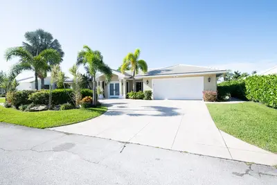 Image de Contemporary Canal-Front Home with Private Pool & Spa, Free WiFi & Private W/D