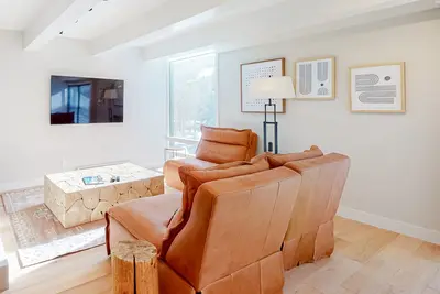 Image de Luxury Condo - Shared Heated Pool, Hot Tub, and Gym - Fireplace & Free WiFi