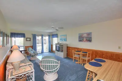 Image de Second floor unit with ocean views comfortably decorated and fully equipped