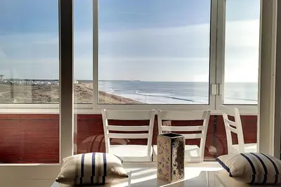 Studio charmant avec balcon loggia, parking gratuit, plage et commerces à proximité