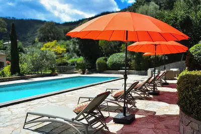 Image de Villa avec piscine dans un village - superbe vue montagne -5 minutes de la plage