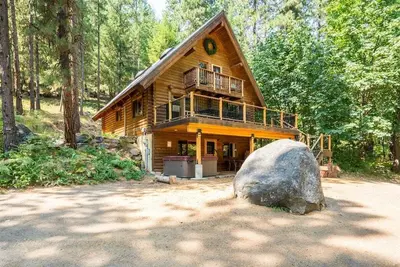 Image de Custom Log Cabin with Great Amenities!
