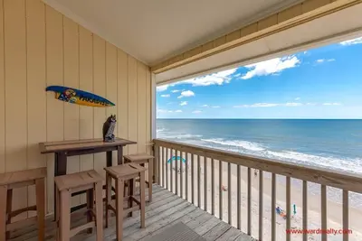 Image de Bloom Beaches - Top Floor Oceanfront Surf Condo - Community Pool