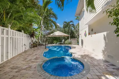 Image de Our Tern:  Pool and Dock Near Beach, and Shops