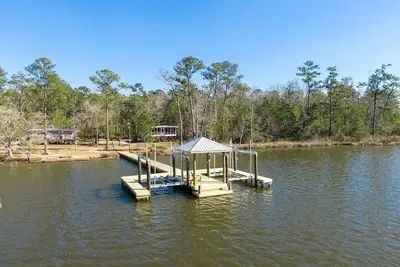 Image de Secluded waterfront fishing cabin, boat dock, pier, sunsets, boat to beach