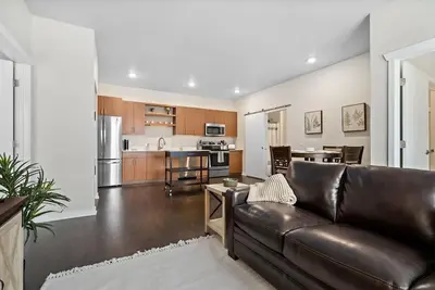 Image de *New* 2Bed/2Bath Downtown Condo On Tart Trail!