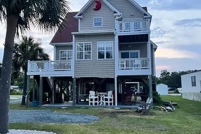 Image de Boat lovers dream rental. . . . . Lovely home on Icw. Boat lift, Tesla charger